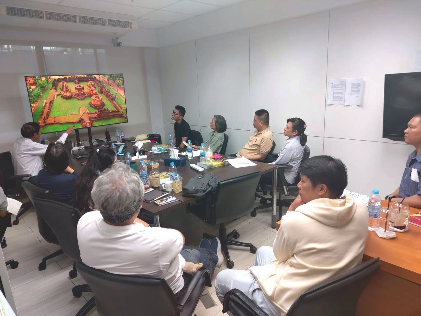 บรรยากาศห้องเรียนกลุ่มเล็ก ผู้เรียนซักถามอาจารย์ได้ใกล้ชิด