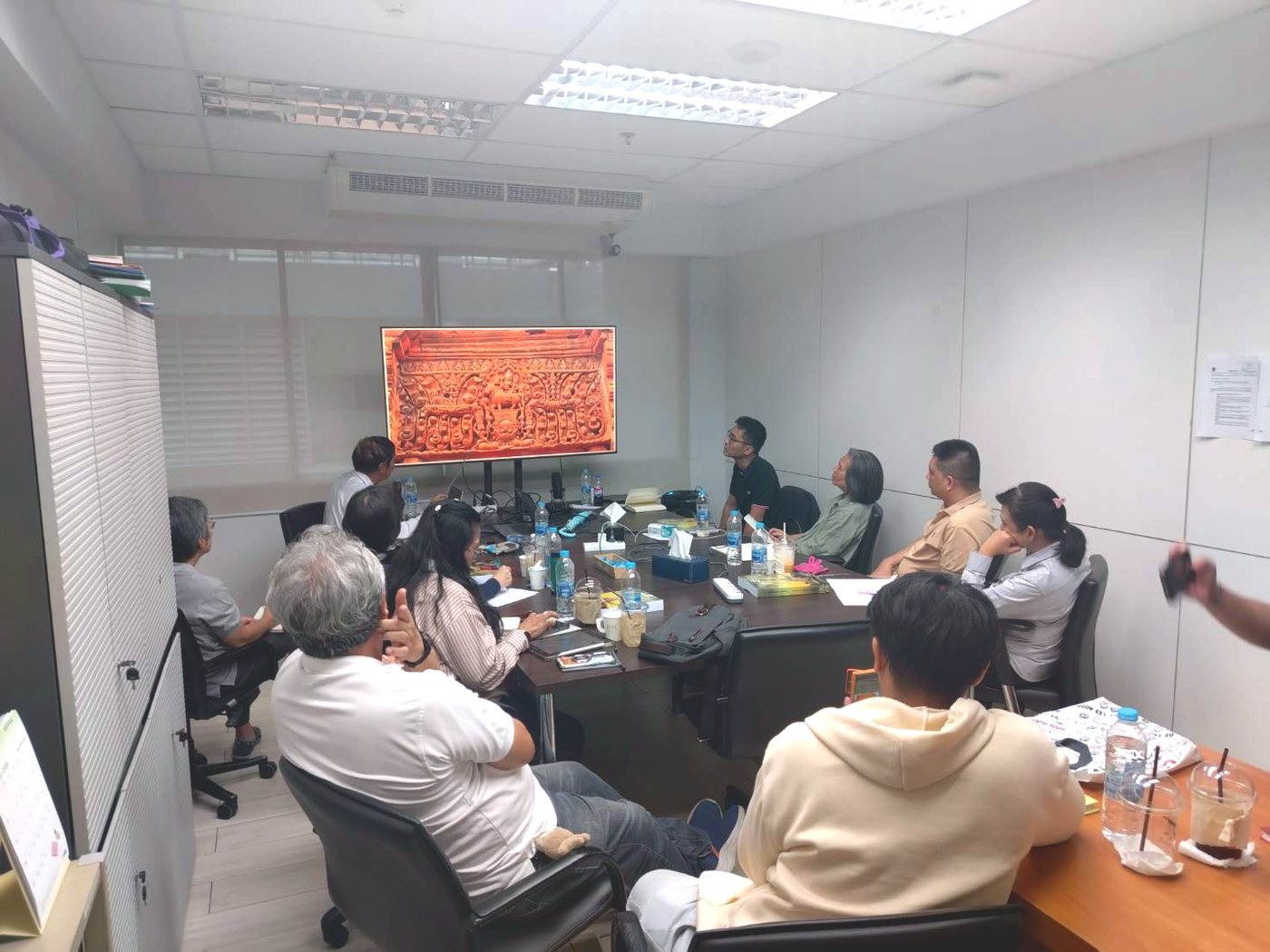 อาจารย์บรรยายภาพจิตรกรรมบนจอให้ผู้เรียนในห้อง