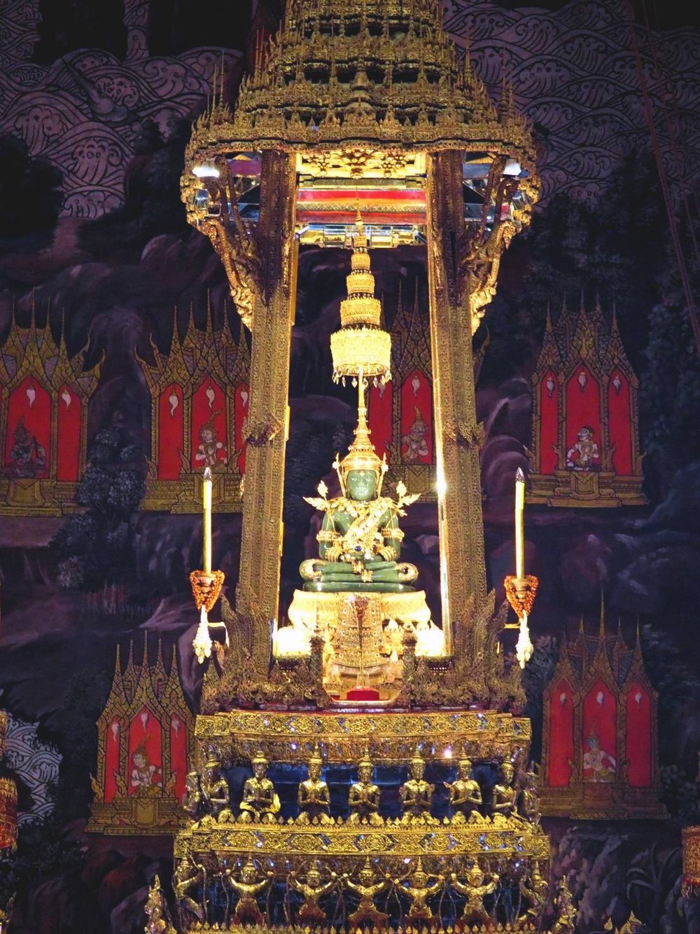 พระพุทธรูปบนบุษบกในพระอุโบสถ