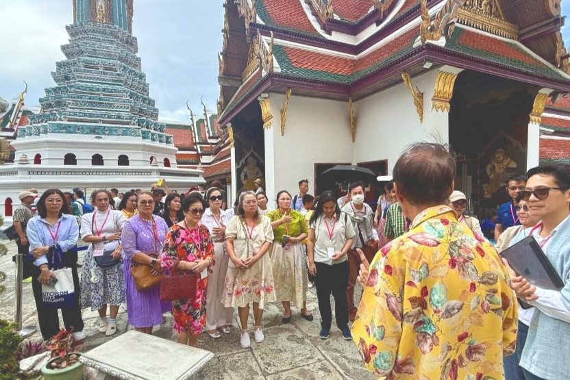 อาจารย์บรรยายให้ผู้เรียนฟังหน้าปราสาทพระเทพบิดร ในพระบรมมหาราชวัง