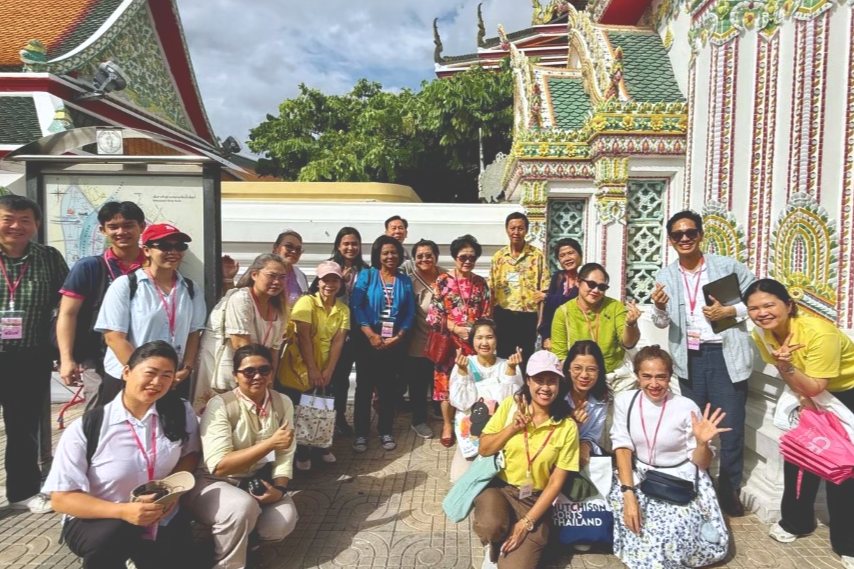 ผู้เรียนทั้งรุ่นถ่ายภาพร่วมกับอาจารย์หน้าพระเจดีย์วัดพระเชตุพนฯ